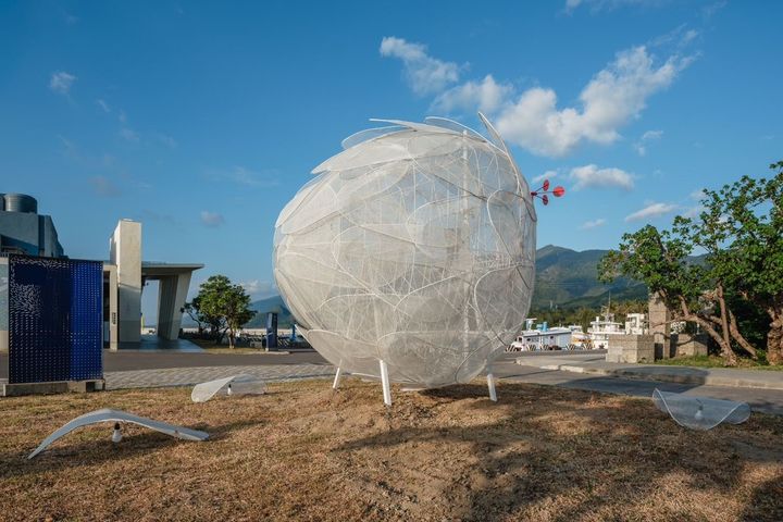 「風的種子」由一片片如扇子般的形狀組成，宛如能振翅生風，象徵著飛行與移動的力量。　圖：屏東縣政府傳播暨國際事務處／提供