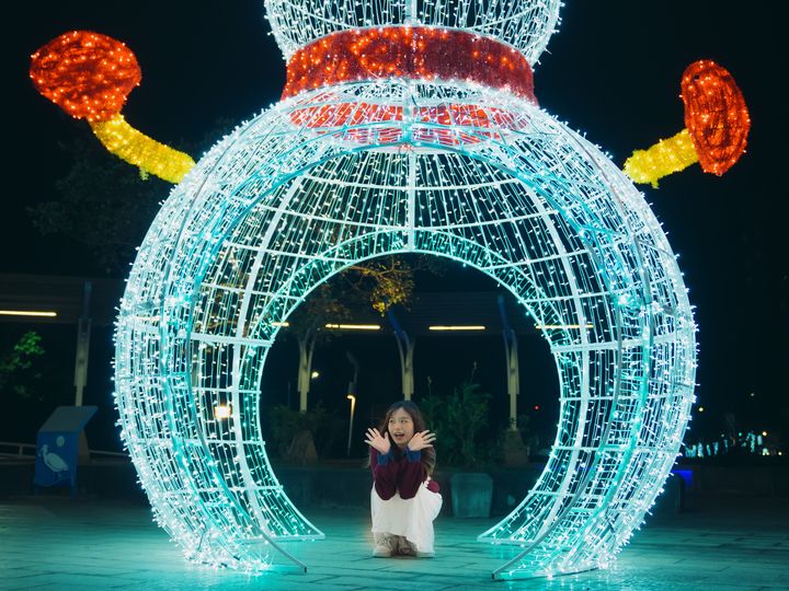 ▲可愛的巨型雪人在鴨母港溝文化廣場迎接大家。　圖：新北市政府水利局／提供