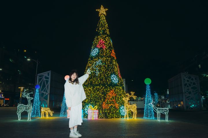 位於中港大排的8公尺高聖誕樹，成為耶誕佳節必拍景點。　圖：新北市政府水利局／提供 
