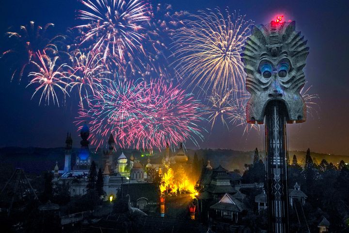 ▲倒數一飛沖天，搭乘大怒神50公尺高空賞煙火。　圖：六福村主題遊樂園／提供