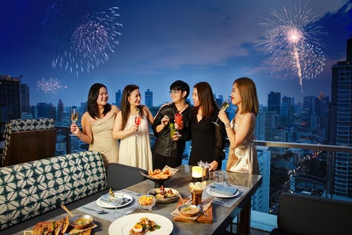 曼谷137柱套房飯店高空酒吧可觀賞新年煙火【※ 禁止酒駕；未滿十八歲禁止飲酒】。　圖：Heavens Portfolio／提供