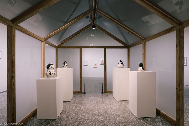 ▲屏東站展出包含巨型繪畫作品《朦朧潮濕的一天》、陶器、素描及攝影作品。　圖：屏東縣政府文化處／提供