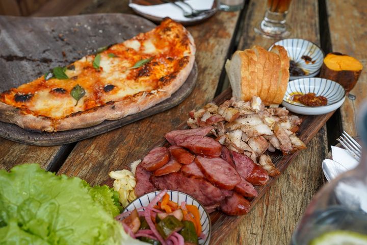 ▲來吉 Hana 廚房有現烤的鄒族烤肉與手工 PIZZA。　圖：嘉義縣文化觀光局／提供