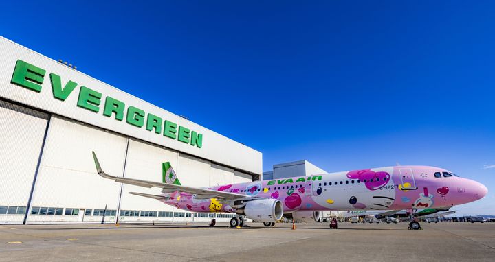 ▲Hello Kitty「粉萌機」為長榮航空 A321-200機型所塗裝的全新彩繪機。　圖：長榮航空／提供