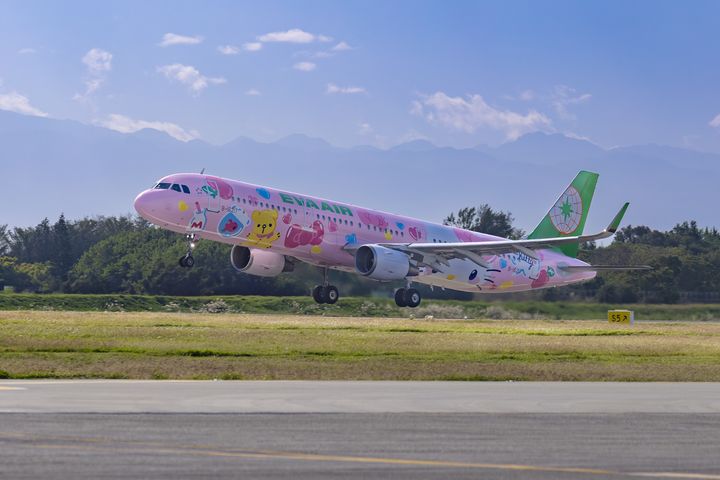 長榮航空「粉萌機」01/22-02/28期間限定飛航高雄－香港午班機，每日兩班次往返。　圖：長榮航空／提供 