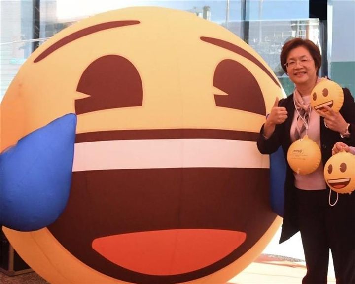 ▲彰化縣縣長王惠美手持限量小提燈。　圖：彰化縣政府／提供