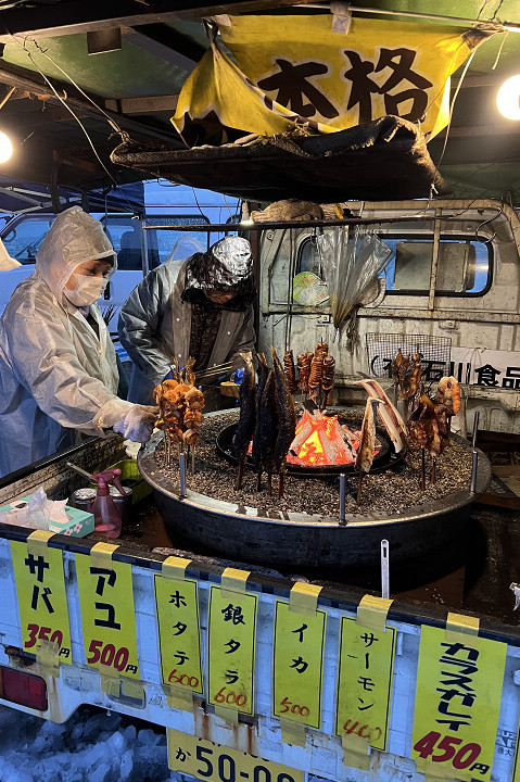 ▲館鼻岸壁朝市的現烤海鮮驅走冬日清晨的寒意。　圖：向日遊顧問有限公司／提供