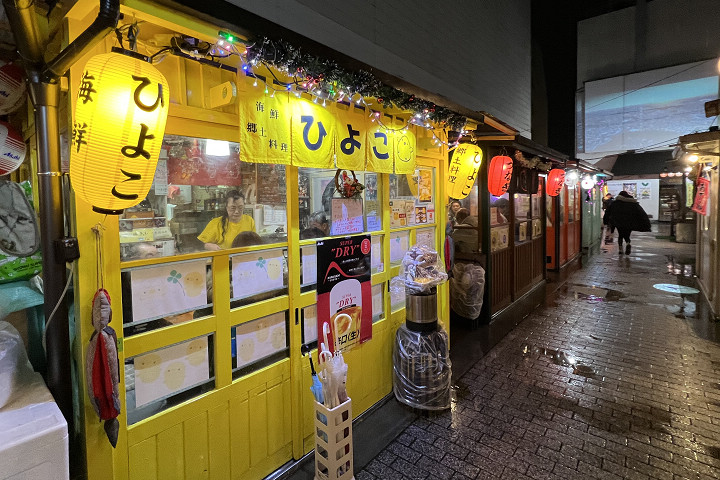 ▲三六橫丁的店家都設有可關閉的門窗，冬天也不怕寒風刺骨。　圖：向日遊顧問有限公司／提供