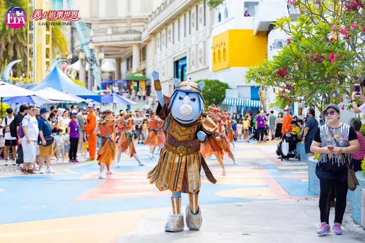 ▲義大遊樂世界遊行隊伍，還有吉祥物與遊客同歡。　圖：遠雄海洋公園／提供