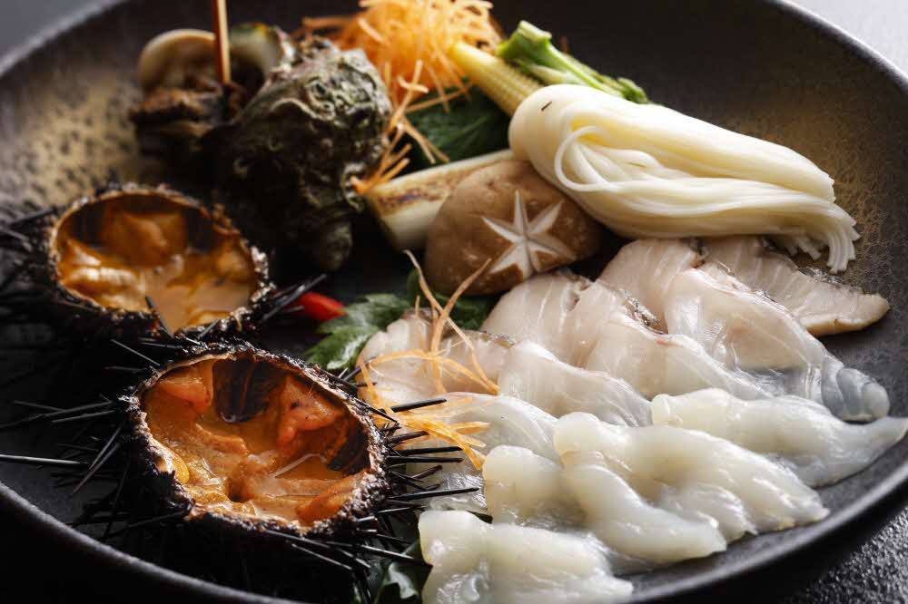 ▲「長州海鮮海膽涮鍋」使用品牌海膽「長州的磯守」製成的美味料理。　圖：向日遊顧問有限公司／提供
