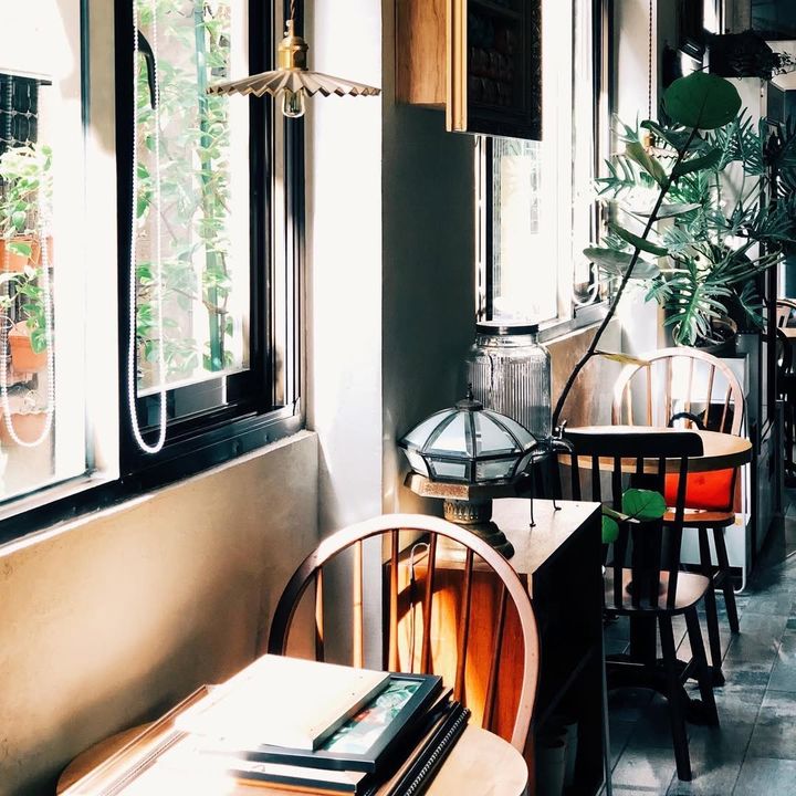 ▲「沒有咖啡的喫茶店」劇場版MV拍攝場景之一：台南特色咖啡廳「The_Fifth_Taste」。這裡陽光灑落，氛圍溫暖且充滿文藝氣息，為影片中的情感鋪陳添增更多層次。　圖：The_Fifth_Taste／提供
