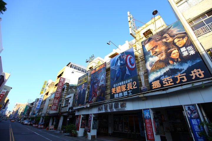 MV 拍攝在全美戲院內部取景，這座擁有濃厚歷史氛圍的場地，長期以來都是藝術創作者們熱衷借用的熱門地點。　圖：臺南市政府觀光旅遊局／提供