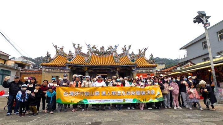 ▲日前新竹縣政府在慈天宮廟前舉辦「達人帶逛及柿染體驗活動」，宣傳「台灣好行－獅山線」。　圖：新竹縣政府交通旅遊處／提供