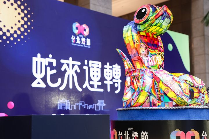▲2025台北燈節主燈「福蛇豆豆」絢麗登場。　圖：臺北市政府觀光傳播局／提供