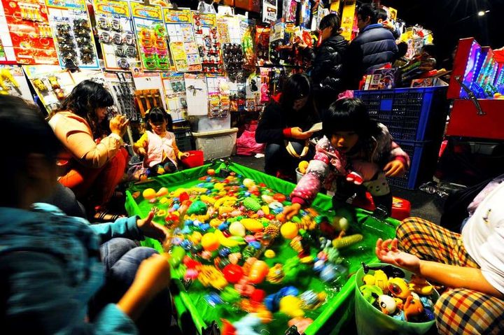 ▲法雅客攝影比賽佳作徐秀美作品－花園夜市釣魚樂。　圖：台南市政府觀光旅遊局／提供