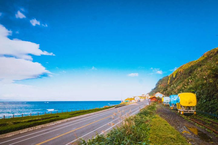 ▲青春山海線深澳鐵道自行車，欣賞沿途美麗壯闊山海景致。　圖：新北市政府觀光旅遊局／提供
