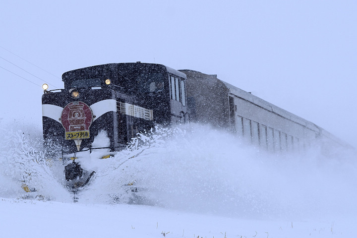 ▲乘風破雪的津輕鐵道暖爐列車為青森冬季魅力亮點。　圖：向日遊顧問有限公司／提供