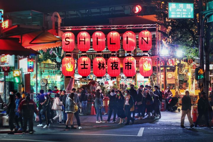 士林夜市匯集各式美食與店家，為台北經典夜市之一。　圖：臺北市政府觀光傳播局／提供