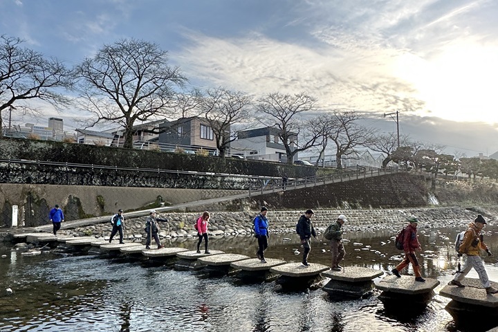嬉野偶來路線後半段走到嬉野川遊歩道時，踩著溪裡石頭前進很有趣。　圖：蔡雅雯／攝影
