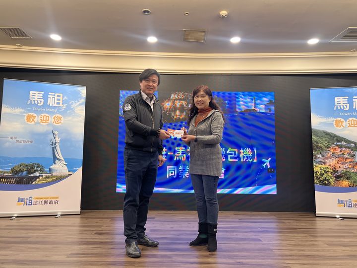 ▲華信航空營業部南區客運組莊淵清主任出席說明會，並為現場來賓抽出高馬來回機票大獎。　圖：易飛網國際旅行社／提供