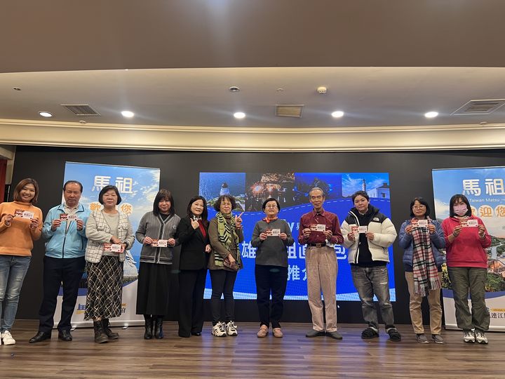 ▲易飛旅遊張瑞琳副總經理，為現場來賓抽出十位單程機票獎品。　圖：易飛網國際旅行社／提供
