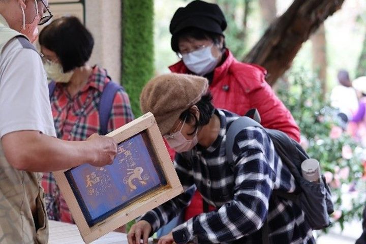 ▲台北茶花展-紅包拓印活動。　圖：臺北市政府工務局／提供