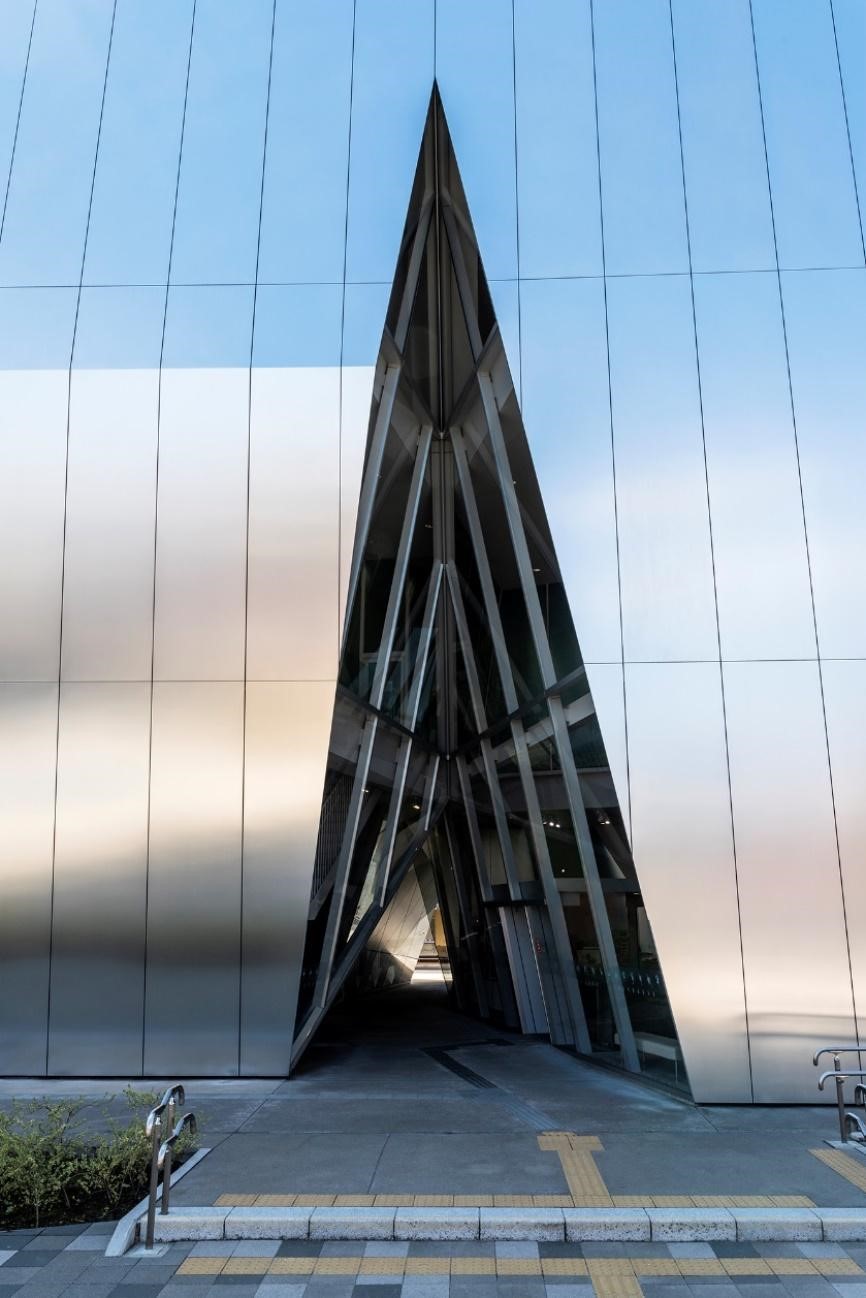 ▲將建築物整體緩緩分隔的縫隙。　圖：尾鷲陽介／攝影
