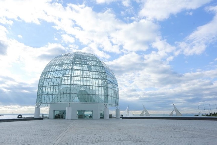 葛西臨海水族館與周圍環境相融合的設計。　圖：©(公財)東京動物園協会／提供