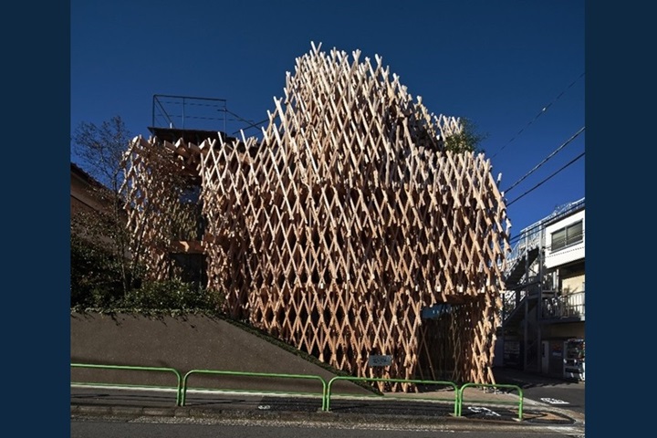 建築師隈研吾採用日本傳統技法「地獄組」的結構設計出這棟別出心裁的建築。　圖：東京觀光事務所台灣辦事處／提供