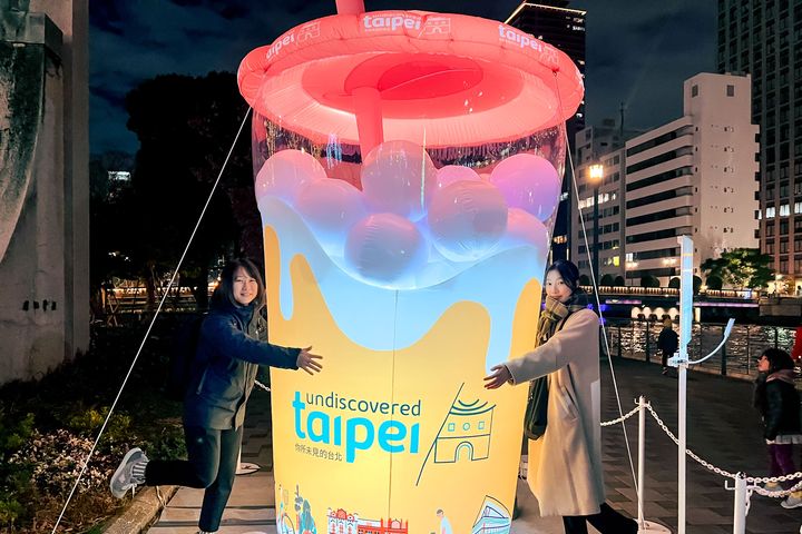 臺北市「啜飲繽紛臺北」珍珠奶茶燈飾在2024年「大阪光之饗宴」活動中深獲好評。　圖：臺北市政府觀光傳播局／提供