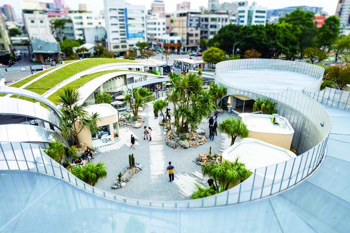 ▲草悟廣場讓人在綠意之中愜意享受現場音樂與微醺的氛圍。　圖：台中市觀光旅遊局／提供
