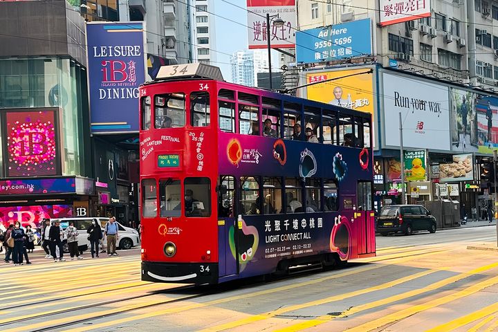 ▲桃園市政府特別將百年歷史的「叮叮車」變身為燈會的移動廣告。　圖：桃園市政府觀光旅遊局／提供