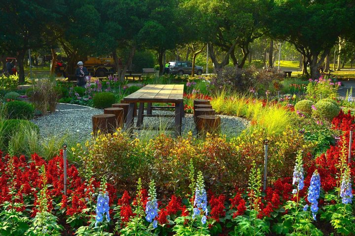 ▲花園中央設置餐桌椅。 圖:台北市政府工務局公園路燈工程管理處/提供