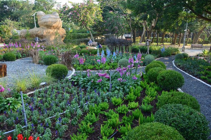 ▲鋪設碎石步道,遊客可穿梭其中。 圖:台北市政府工務局公園路燈工程管理處/提供