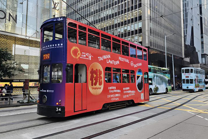 叮叮車變身移動燈會，吸睛亮相香港街頭。　圖：桃園市政府觀光旅遊局／提供