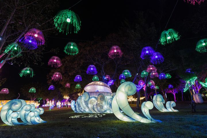 ▲百組燈組點亮中央公園夜空。　圖：臺中市政府觀光旅遊局／提供