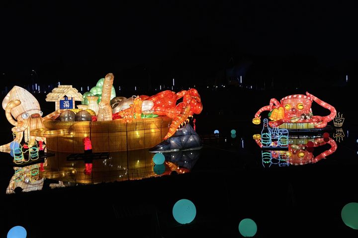 ▲中央公園滯洪池鍋物燈組民眾直呼可愛。　圖：臺中市政府觀光旅遊局／提供
