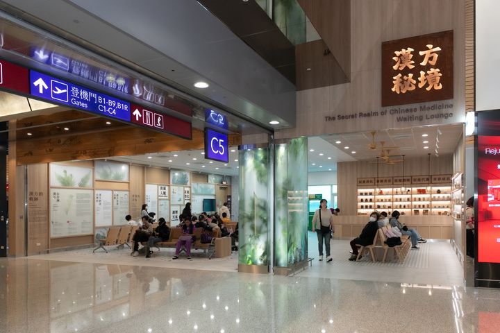 ▲桃園國際機場C5「漢方秘境」候機室讓旅客了解台灣特色草本及世界草本歷史。　圖：昇恆昌免稅商店／提供