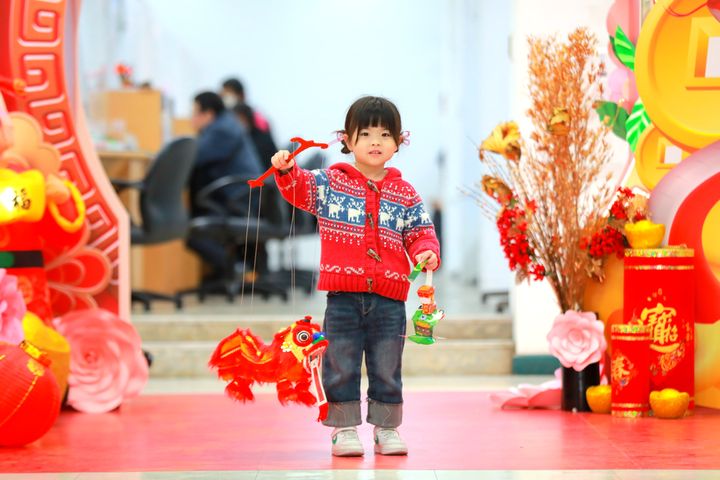 ▲過港幼稚園小朋友提燈祝賀蛇麼都好。　圖：基隆市文化觀光局／提供