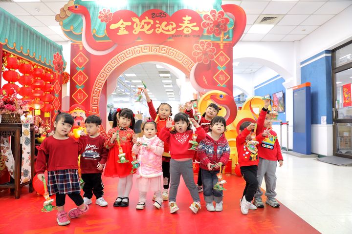 ▲過港幼稚園小朋友提燈祝賀新年快樂。　圖：基隆市文化觀光局／提供