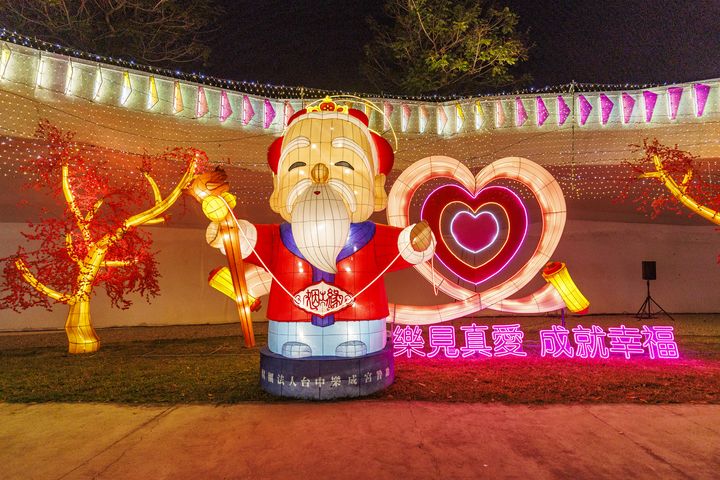 ▲民政局「樂 in Love」燈區展現幸福台中的浪漫氛圍。　圖：臺中市政府觀光旅遊局／提供