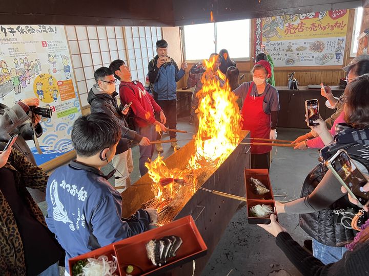 ▲高知縣的「炙燒鰹魚」堪稱全日本最美味，可以親手體驗稻草燒。　圖：高知縣國際觀光課／來源