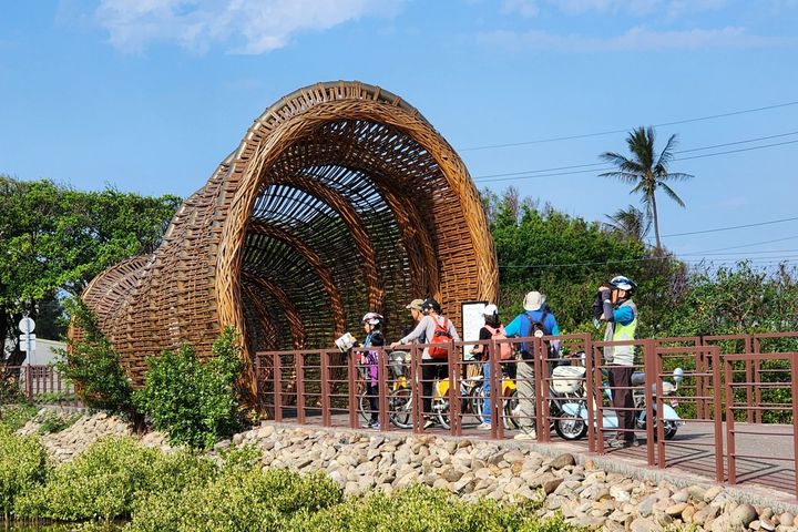 雲嘉南管理處攜手台南市生態旅遊協會再推自行車騎乘探索鹽田濕地采風之旅。　圖：雲嘉南濱海國家風景區管理處／提供