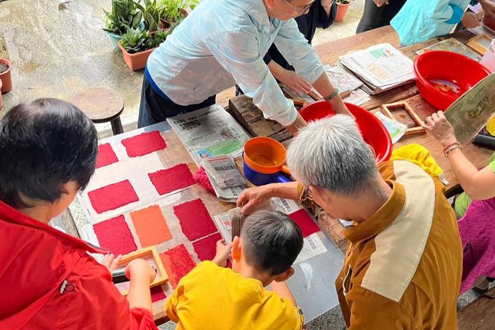 ▲將施放過後的天燈回收為材料製作手抄紙，既環保又獨特。　圖：新北市政府觀光旅遊局／提供