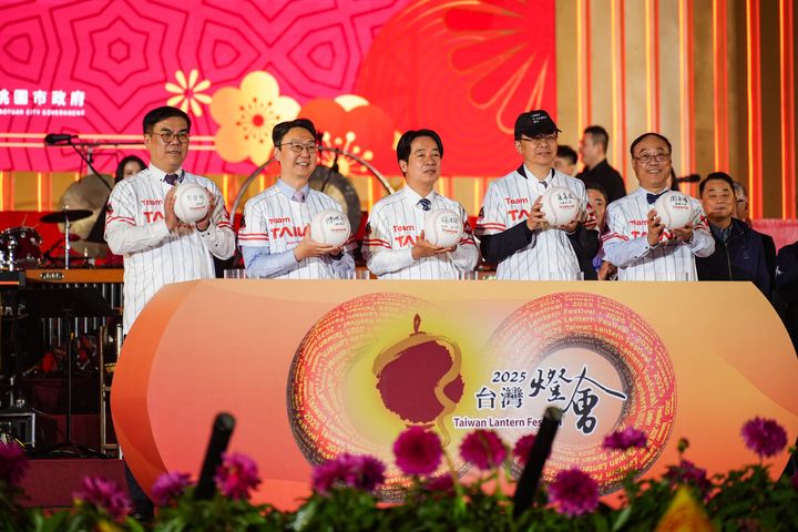 ▲總統賴清德與眾嘉賓親臨開燈儀式。　圖：交通部觀光署／提供