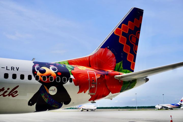 ▲峇迪航空機身塗裝「2026馬來西亞旅遊年」的官方吉祥物「馬來熊」。　圖：馬來西亞觀光局／來源