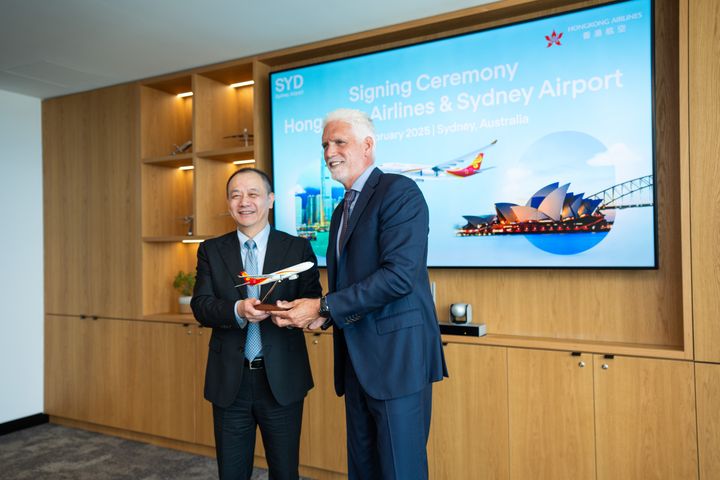 ▲香港航空總裁孫劍鋒先生贈送紀念品予雪梨機場行政總裁 Scott Charlton 先生。　圖：香港航空／提供