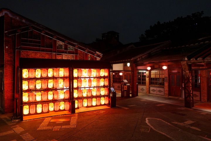 ▲剝皮寮歷史街廣州街入口的「剝皮寮燈牆」，燈籠上繪製杜鵑花與海芋，溫暖柔和的燈光氛圍，是最佳告白浪漫場所。　圖：臺北市政府觀光傳播局／提供