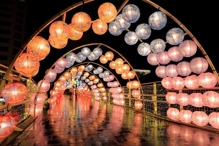 ▲不論晴天雨天，白天或夜晚，都是絕佳拍照場景的「跳躍新春」。　圖：臺北市政府觀光傳播局／提供