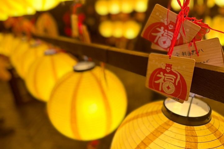 西本願寺的「祈福燈林」，相當適合與心愛的他，一起在祈福卡下許下美好祈願，創造如紀念日般的浪漫回憶。　圖：臺北市政府觀光傳播局／提供
